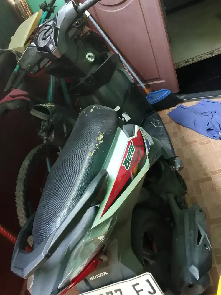 Dijual motor beat warna merah putih surat lengkap