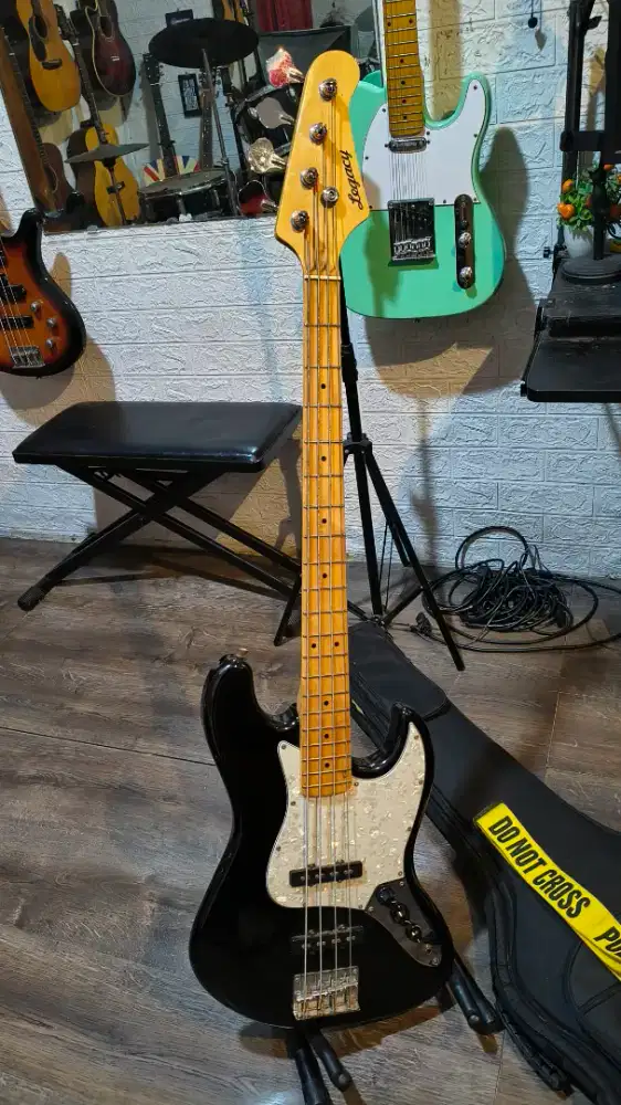 Gitar Bass Legacy Jazz Bass Black and White baru pake 3 kali beli baru