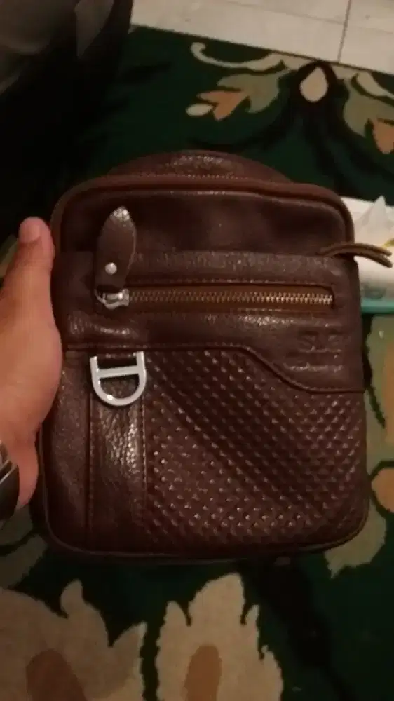 Di jual satu unit tas Selempang kulit
