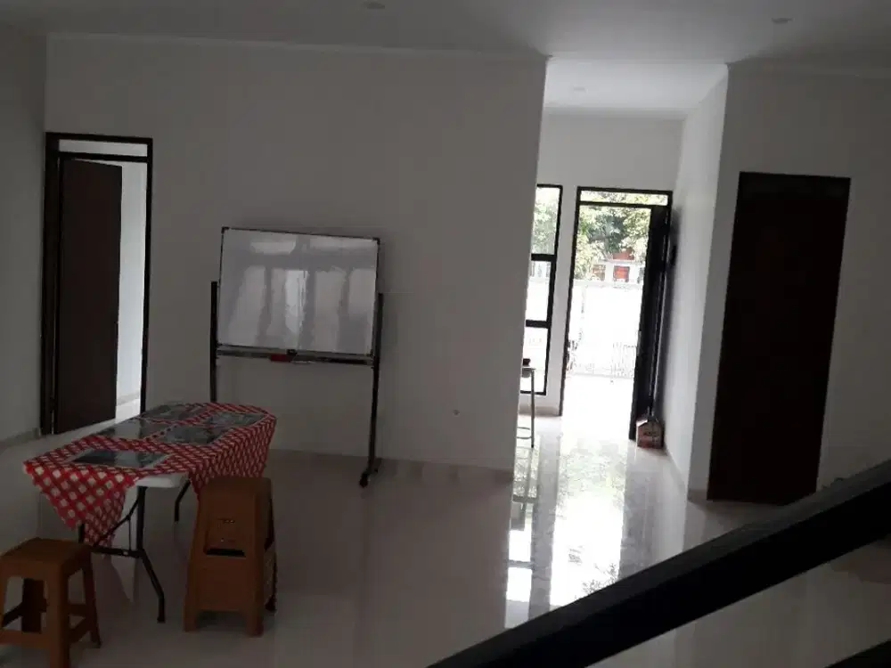 Rumah Modern dengan Taman Belakang & Dak Jemuran di Batununggal Indah