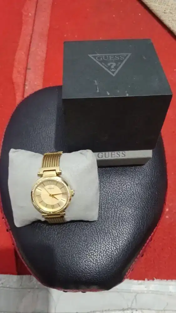 dijual cepat jam tangan wanita GUESS W0638L2 warna emas 2.5Jt nego