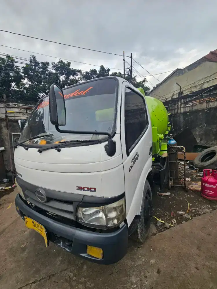 Hino dutro 130 HDL mixer 3 kubik ban 6roda tahun 2019