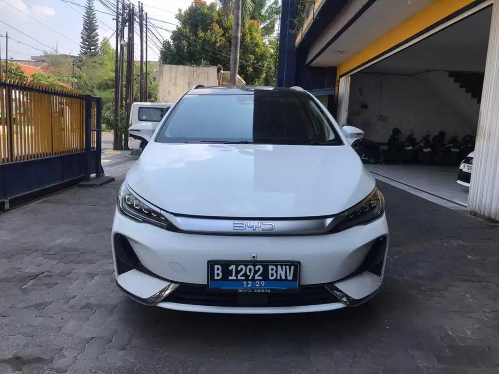 BYD M6 Premium 7 seater AT 2024
