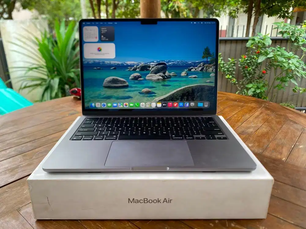 Macbook Air 13 inch 2024 M3 Ram 8GB Ssd 256GB Fullset Mulus
