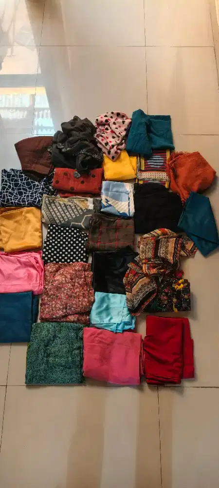 Beres-Beres Lemari Paket 26 pcs Jilbab/Kerudung Bekas