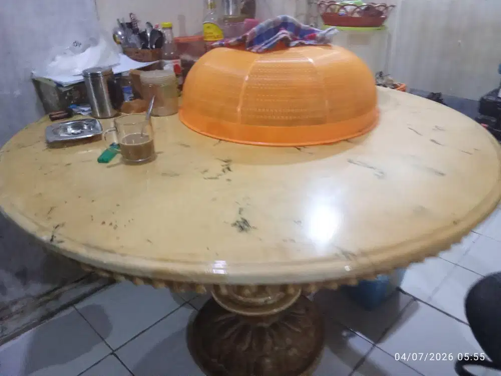 Meja makan marmer bulat, diameter 115 cm