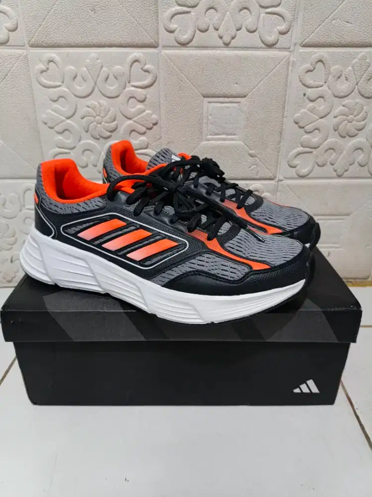 Sepatu running Adidas (original)
