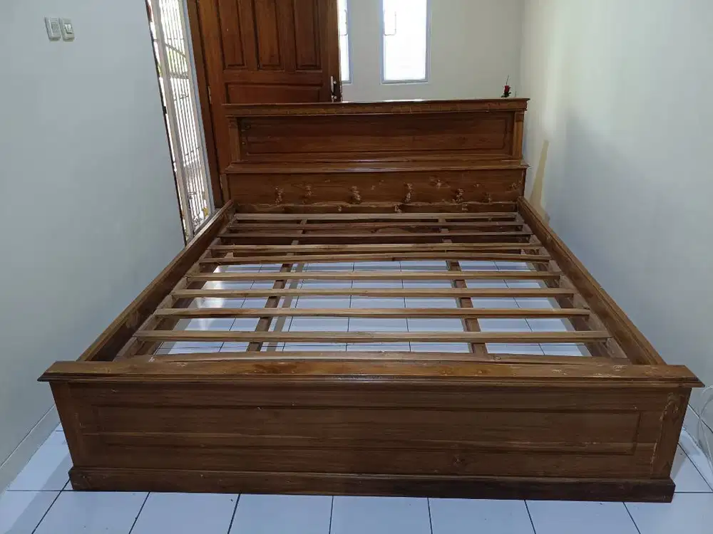Ranjang Kayu Jati