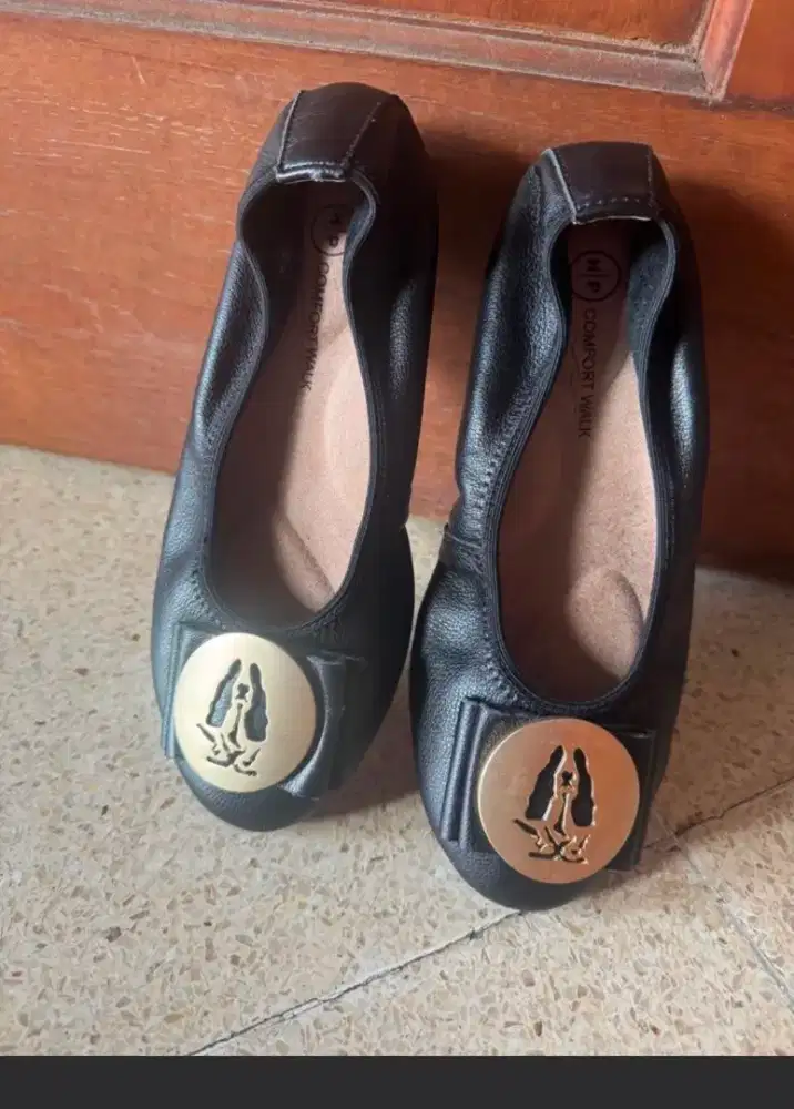 Sepatu hitam hush puppies size 5 untuk wanita