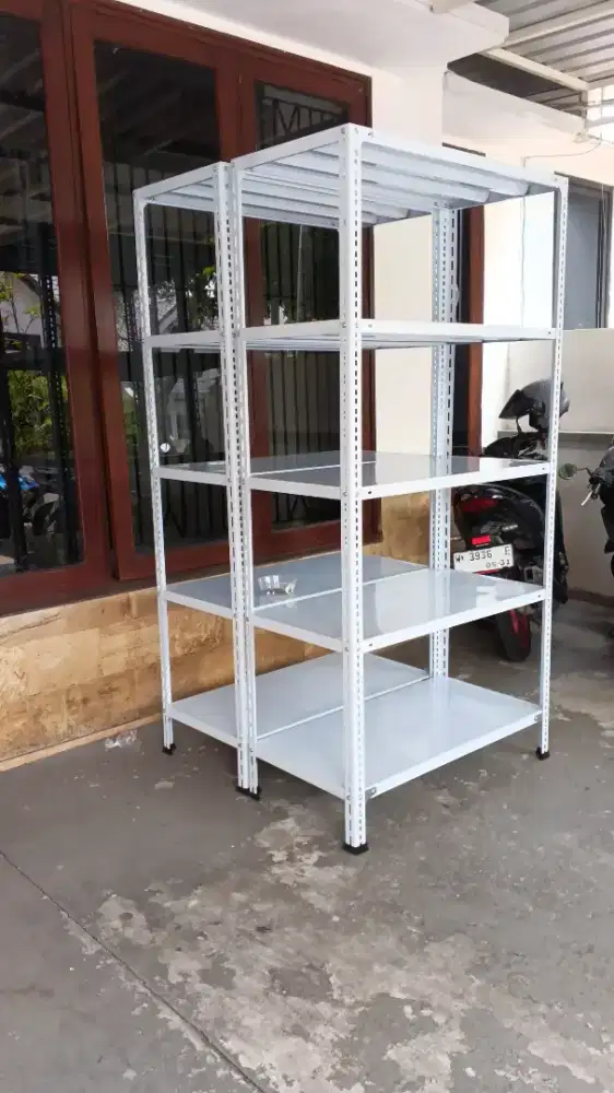 Rak siku besi lubang