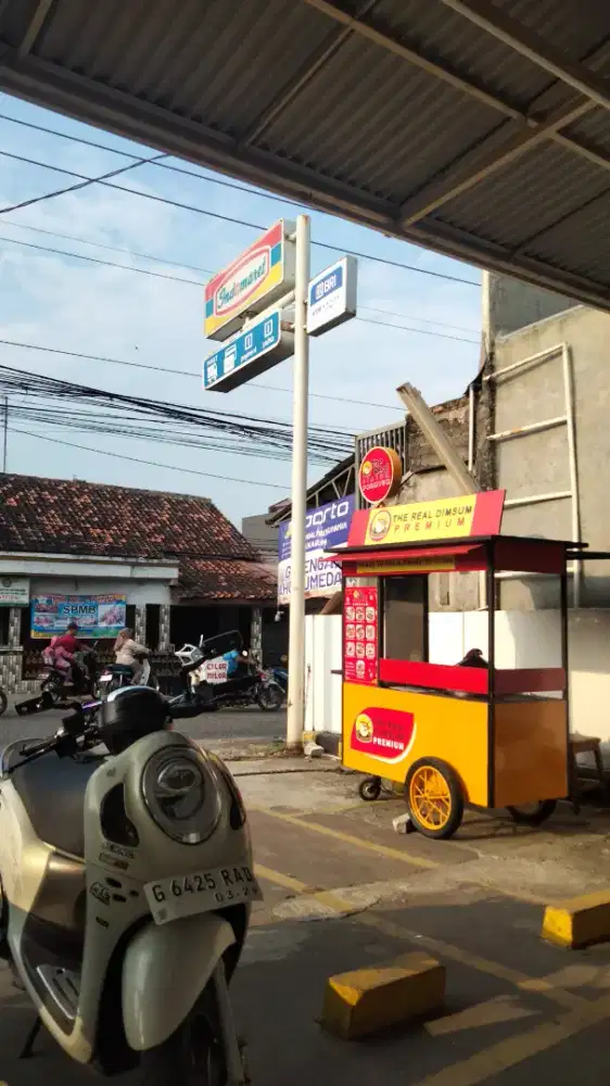 Jaga gerobak dimsum