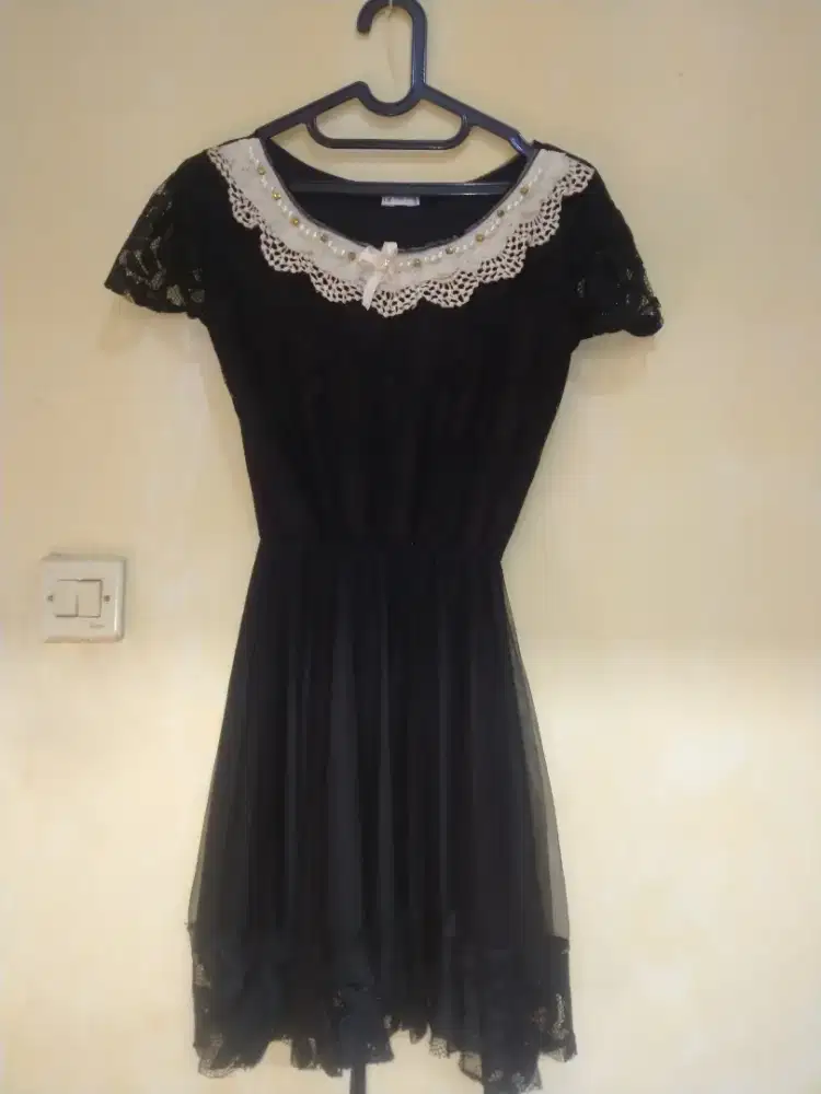 Dress hitam manik