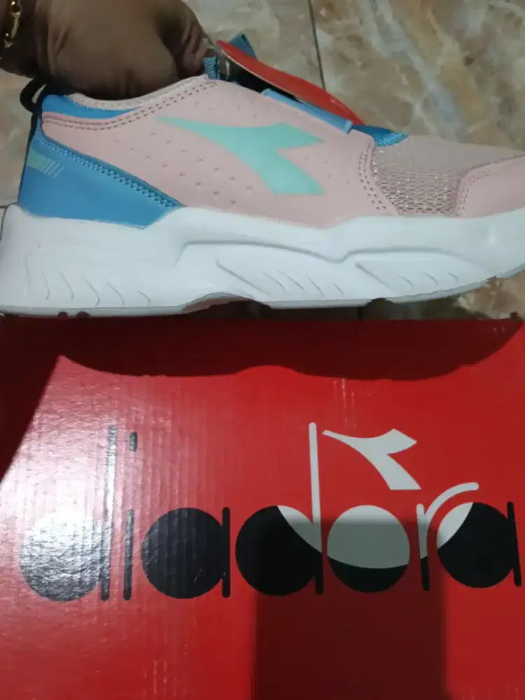 Sepatu Anak Diadora ukuran 34