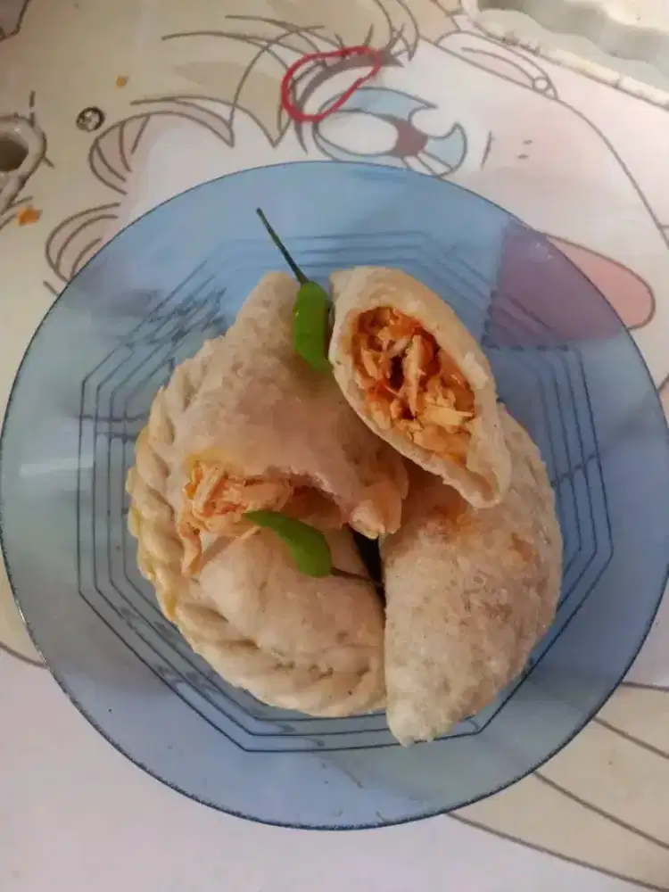 Cireng ayam suwir dan ceker mercon