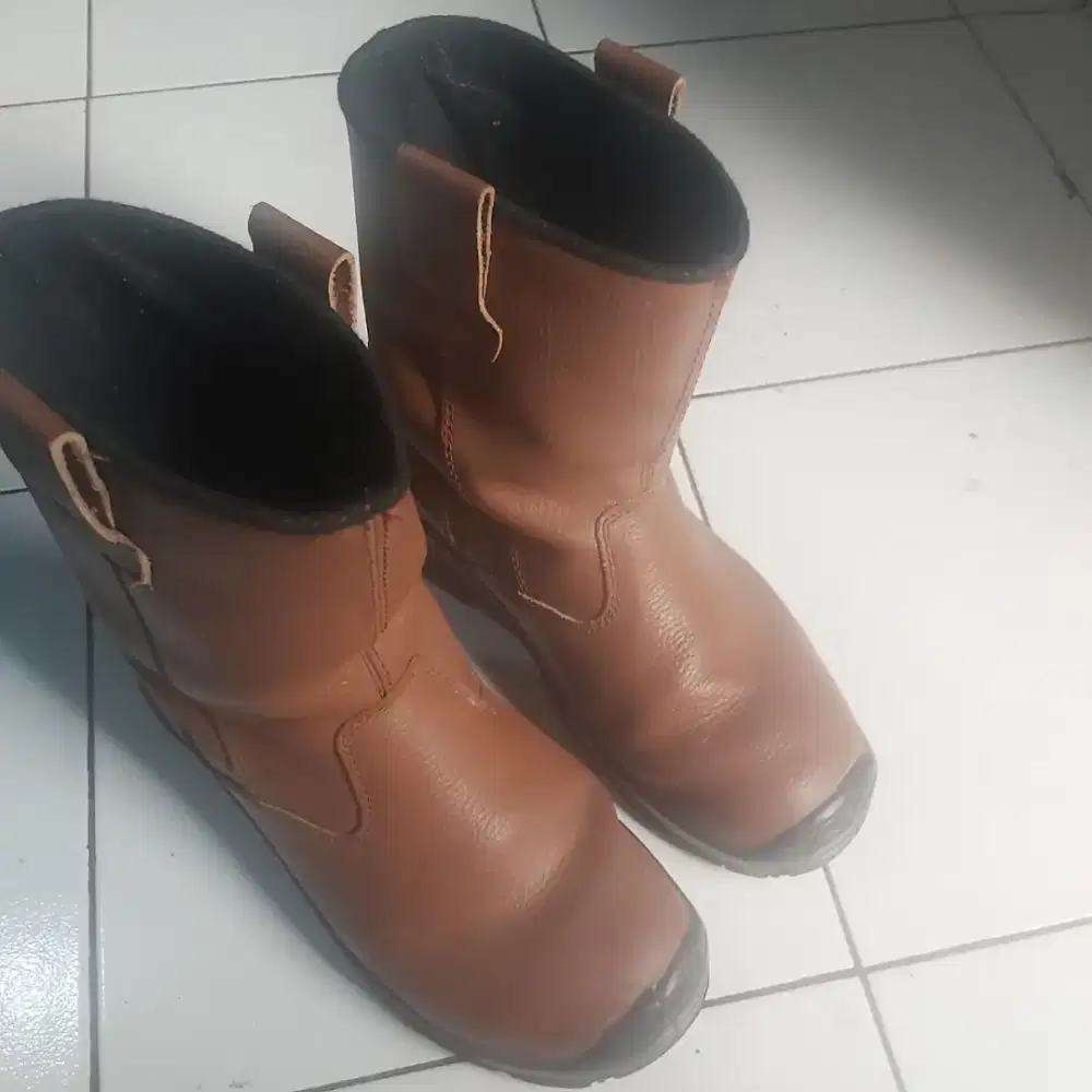Safety Shoes Bahan kulit dan besi,masih bagus dan kuat.size 42 fit 43