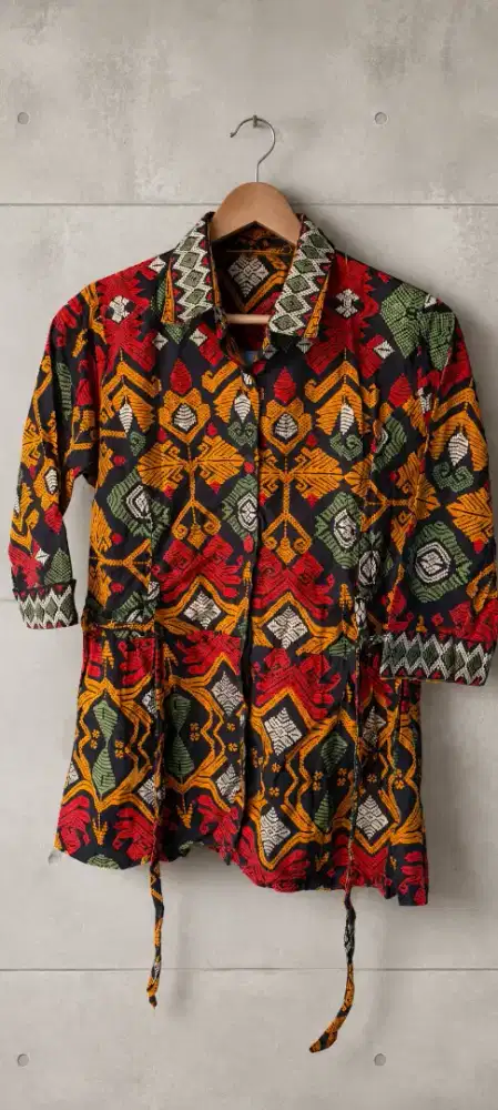 Baju Atasan Batik Preloved Wanita Lengan 3/4 Motif Etnik Cerah