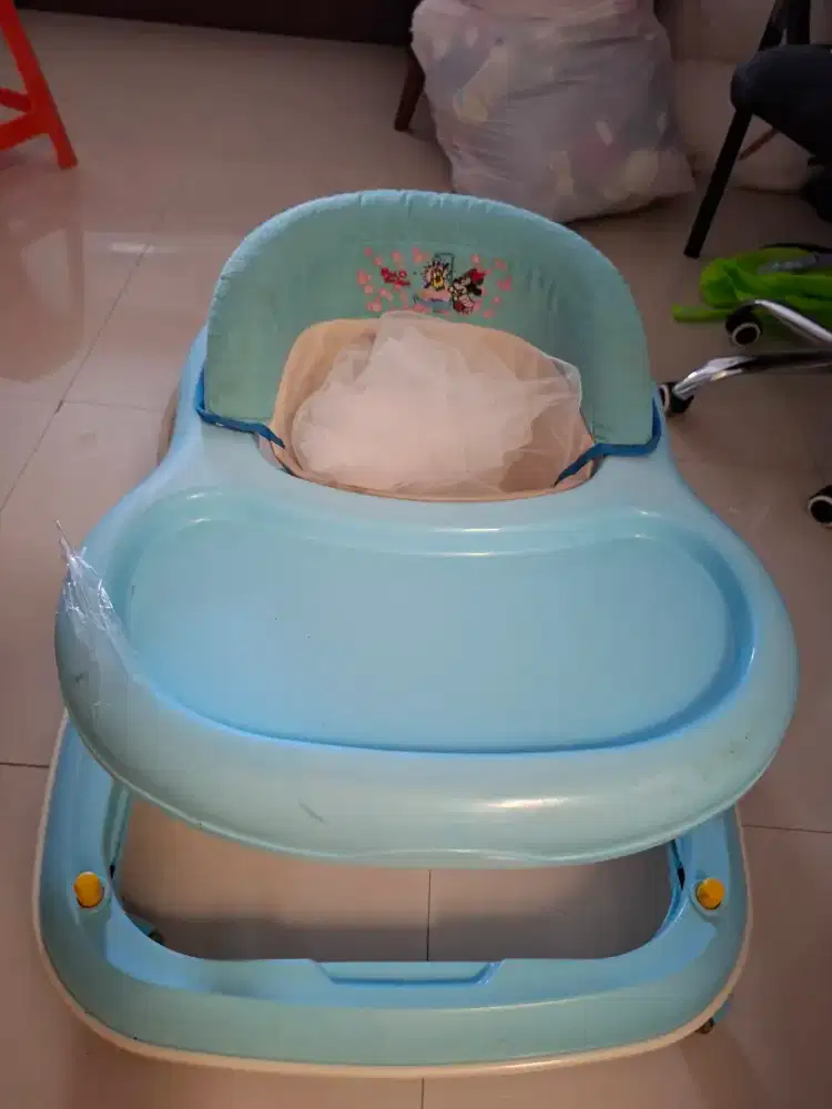 Alat bantu jalan bayi