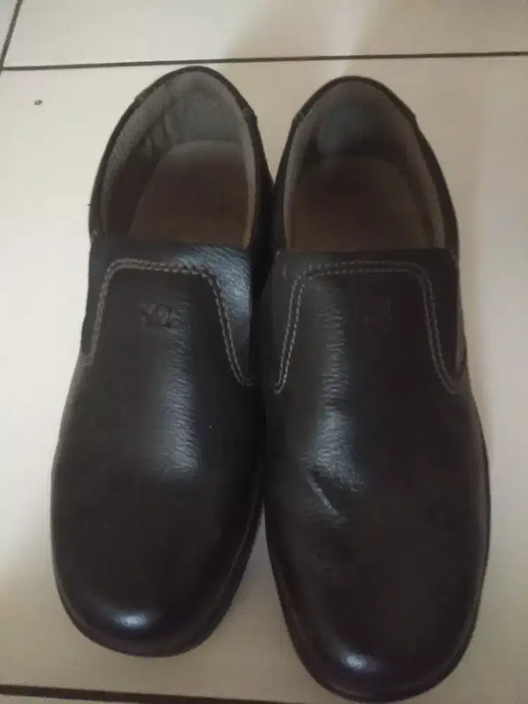 Di jual sepatu security besi