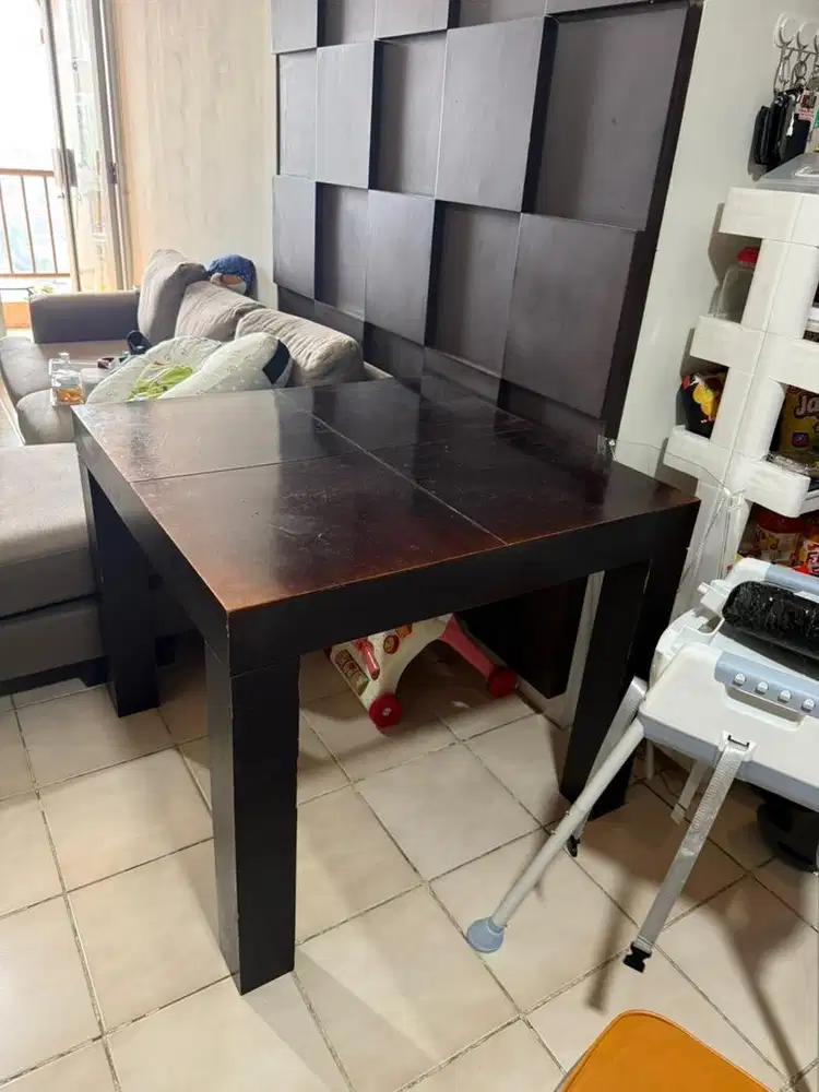 Meja makan bahan kayu