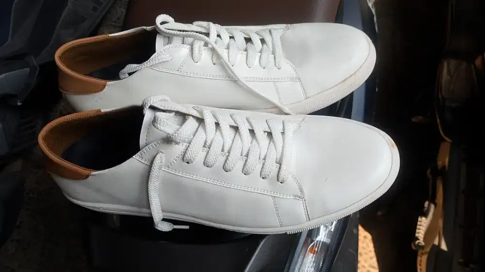 Sneakers pria putih