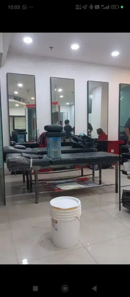 Cermin besar bekas salon di Mall