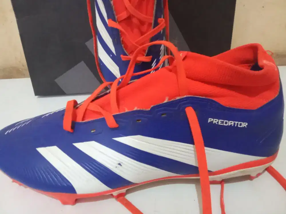 Sepatu bola Adidas predator