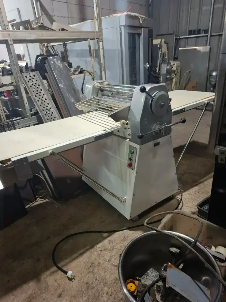 Mesin dough sheeter model XZ-520C merk Xuzhong China for pastry donat