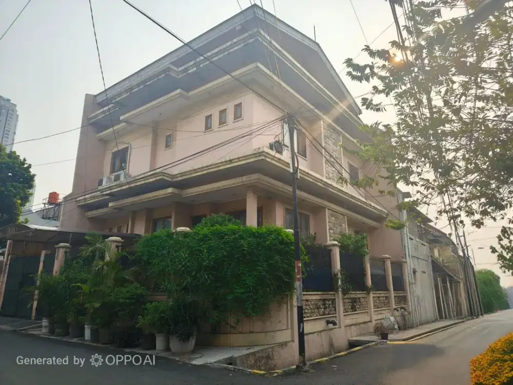Rumah bagus, terawat, strategis, siap huni di Tomang, Jakarta Barat