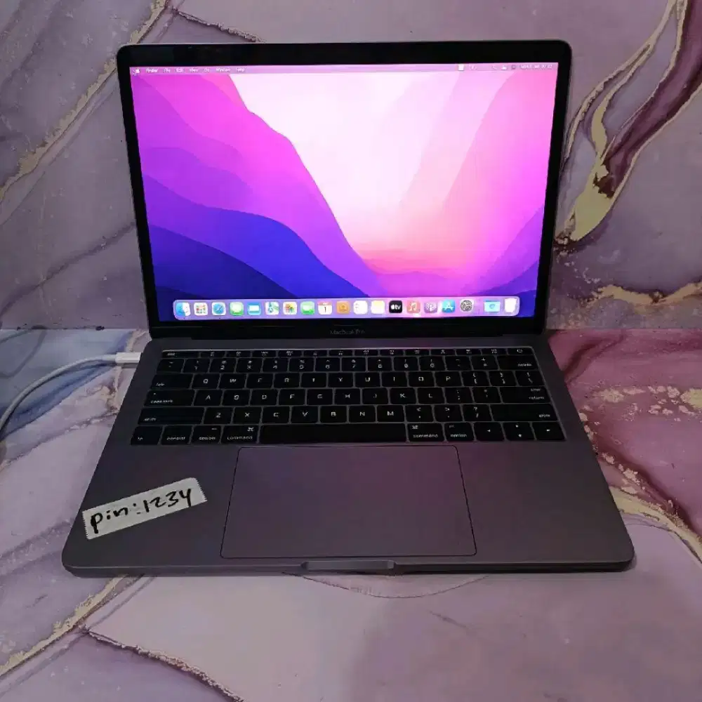 macbook pro 13 inch 2017 intel core i5 8/256 SSD