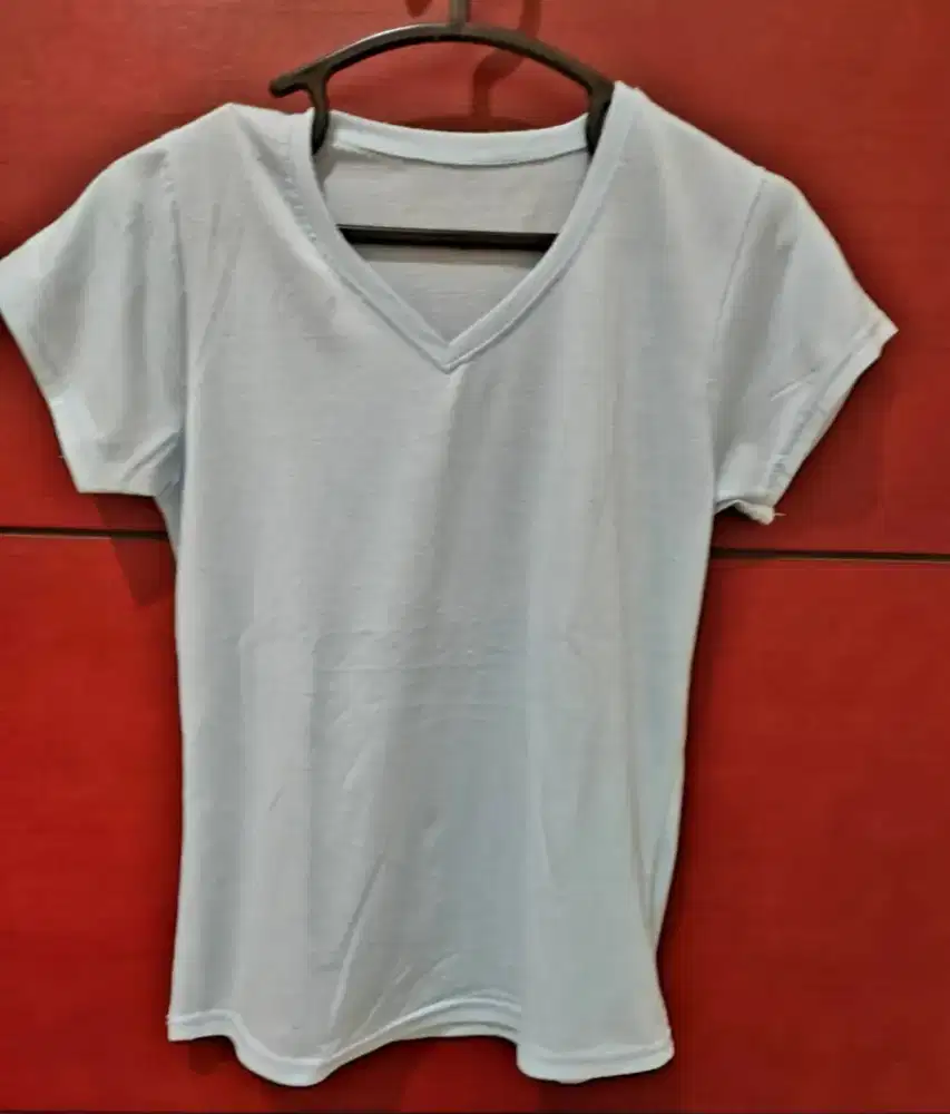 Kaos warna biru muda