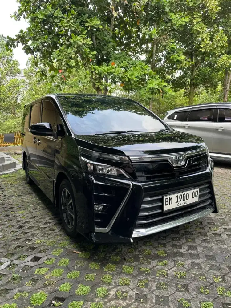 Toyota Voxy 2.0 AT 2018 Pajak 4/2027