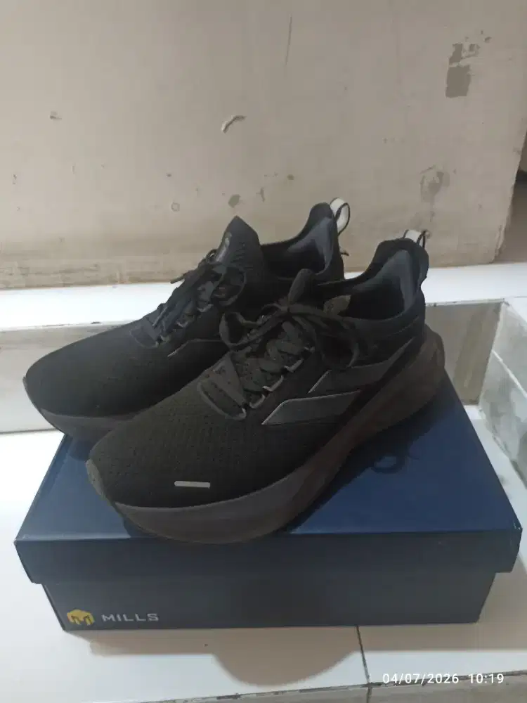 Sepatu Mills running hitam baru 2 bulan
