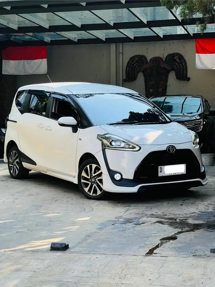 Toyota sienta Q at 2017 putih km 68k