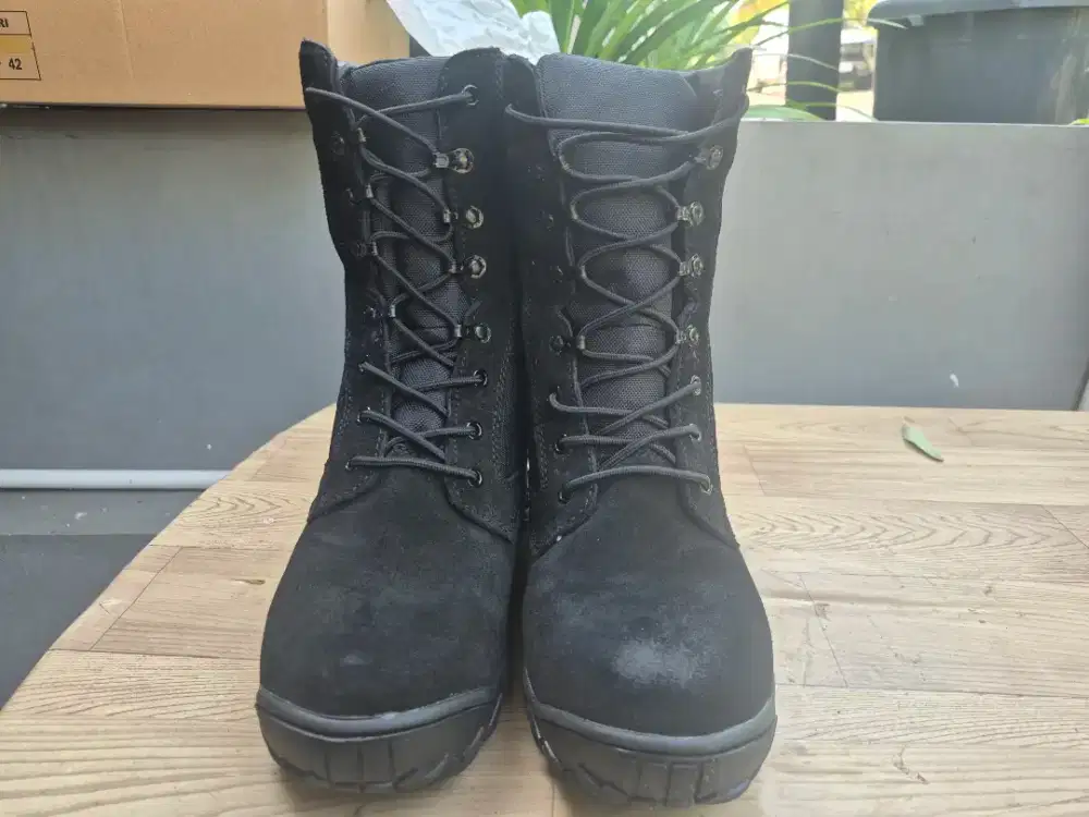 Sepatu tactical warna hitam bahan bludru