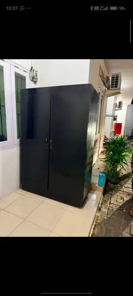 lemari jati hitam