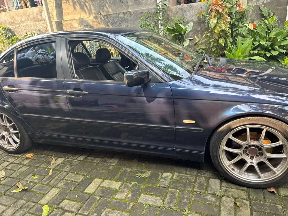 BMW 318i 2001 Bensin