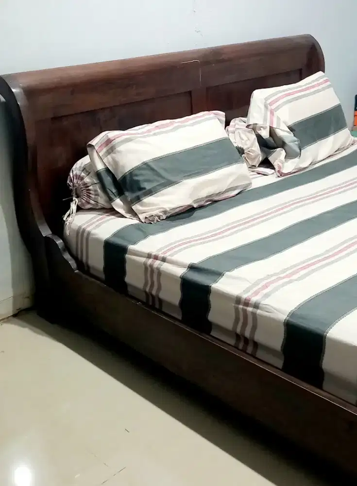 Tempat Tidur dan Lemari Baju Kayu Jati Mahoni