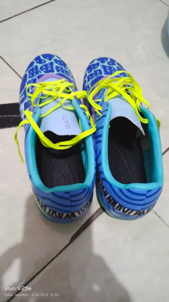 sepatu bola specs