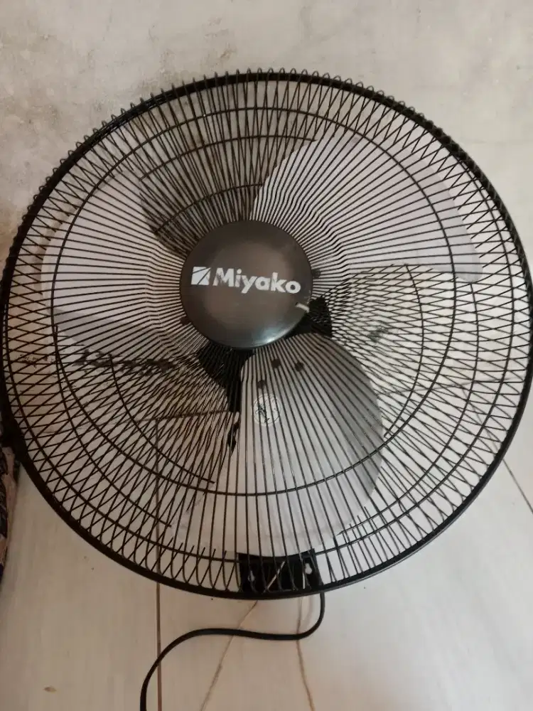 Kipas angin dinding Miyako KDB 18INS