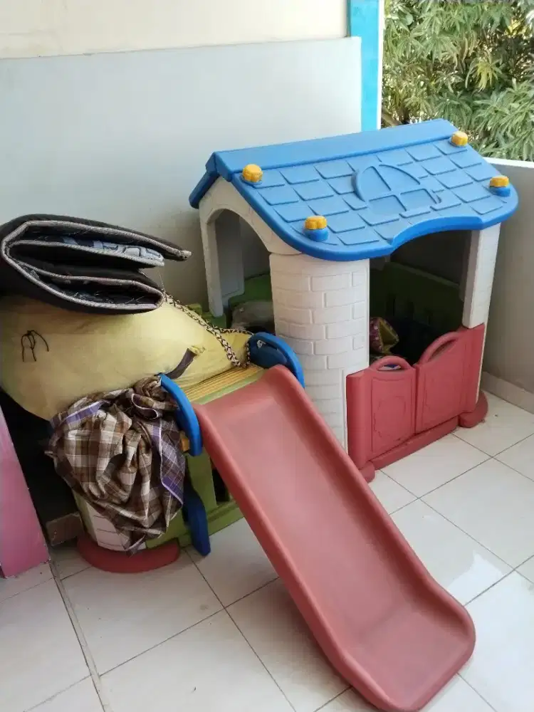 Rumah mainan anak seluncuran