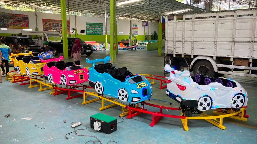 Mini Coaster Rel Naik Turun 4 Gerbong Warna Warni