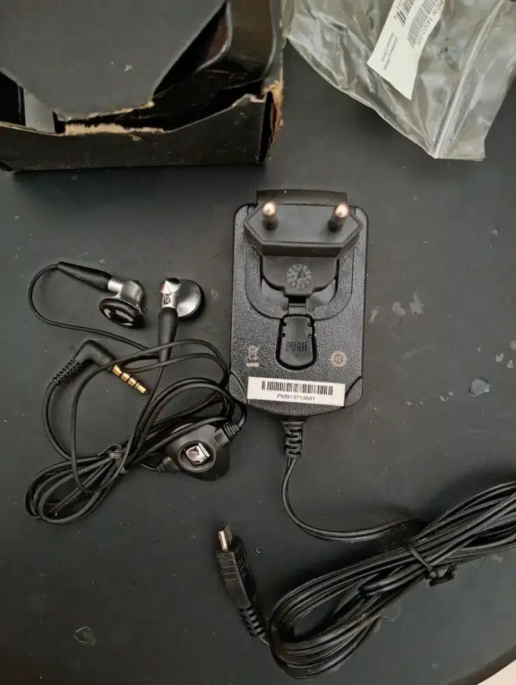 Jual charger blackberry original+Hf handsfree nya murah aja