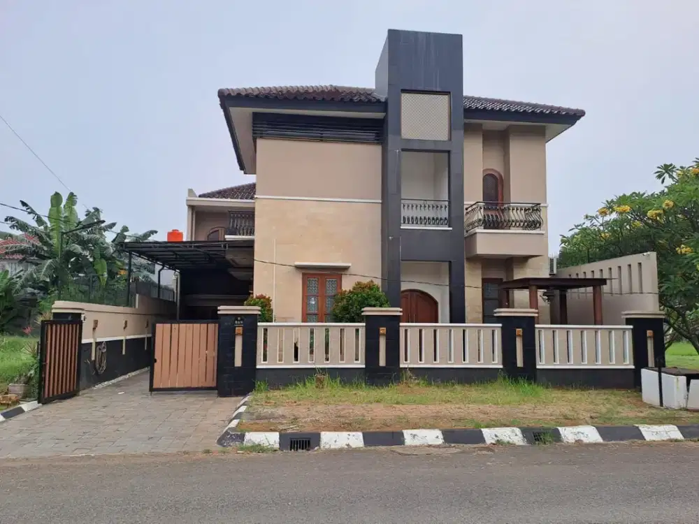DISEWAKAN RUMAH FURNISHED 5 KAMAR TIDUR DI TAMAN MODERN JAKARTA TIMUR
