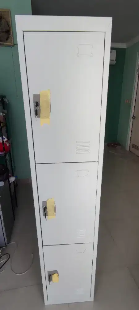 Lemari Locker/Loker Besi 3 Pintu