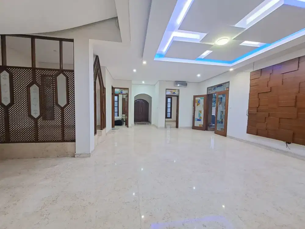 DISEWAKAN RUMAH FURNISHED 5 KAMAR TIDUR DI TAMAN MODERN JAKARTA TIMUR