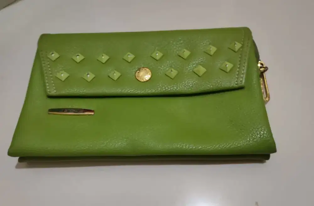Dompet warna hijau pupus /tanggung
