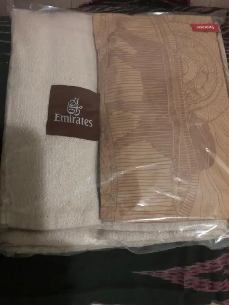 Set selimut dan amenities airline