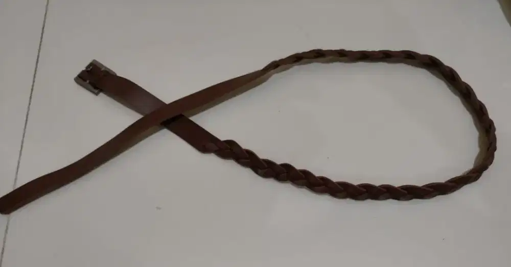 Sabuk pinggang warna coklat slempang