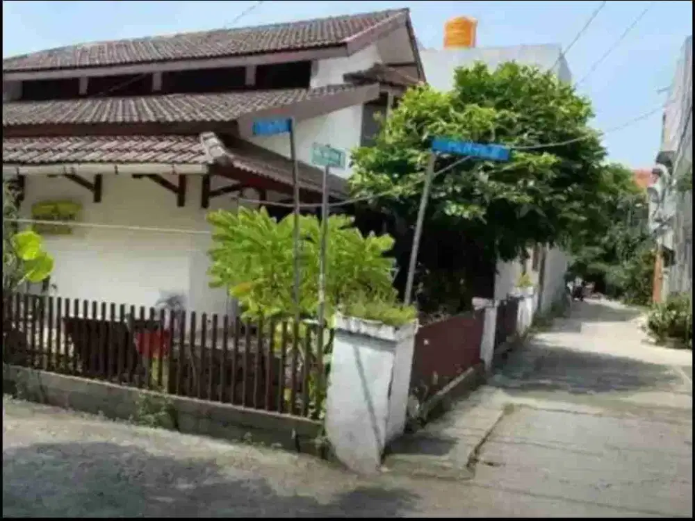 RUMAH BESAR DI 200m² DI PERUMNAS 1 KRANJI