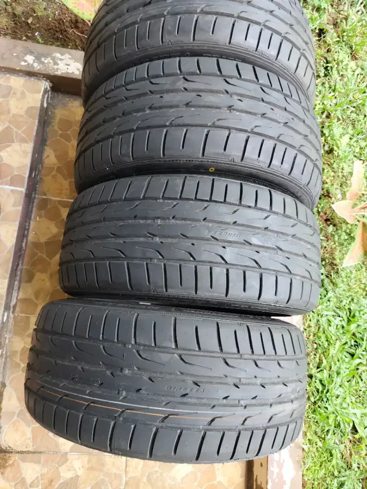 Like New Ban Dunlop Direzza DZ102 ukuran 235/40 R18